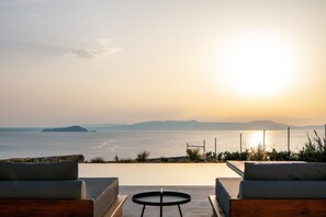 A terrace with a view of the sea and distant islands, featuring a round table and two sofas. - Stylish 4 bedroom Villa with sea views, 1,5 Km to the beach and close to Chania (Chania)