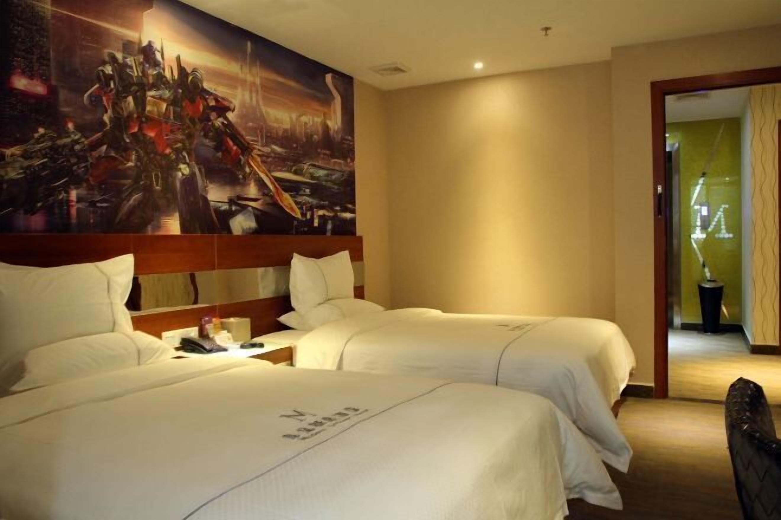 Une chambre d’hôtel avec deux lits, une grande affiche au mur et une vue sur le couloir.