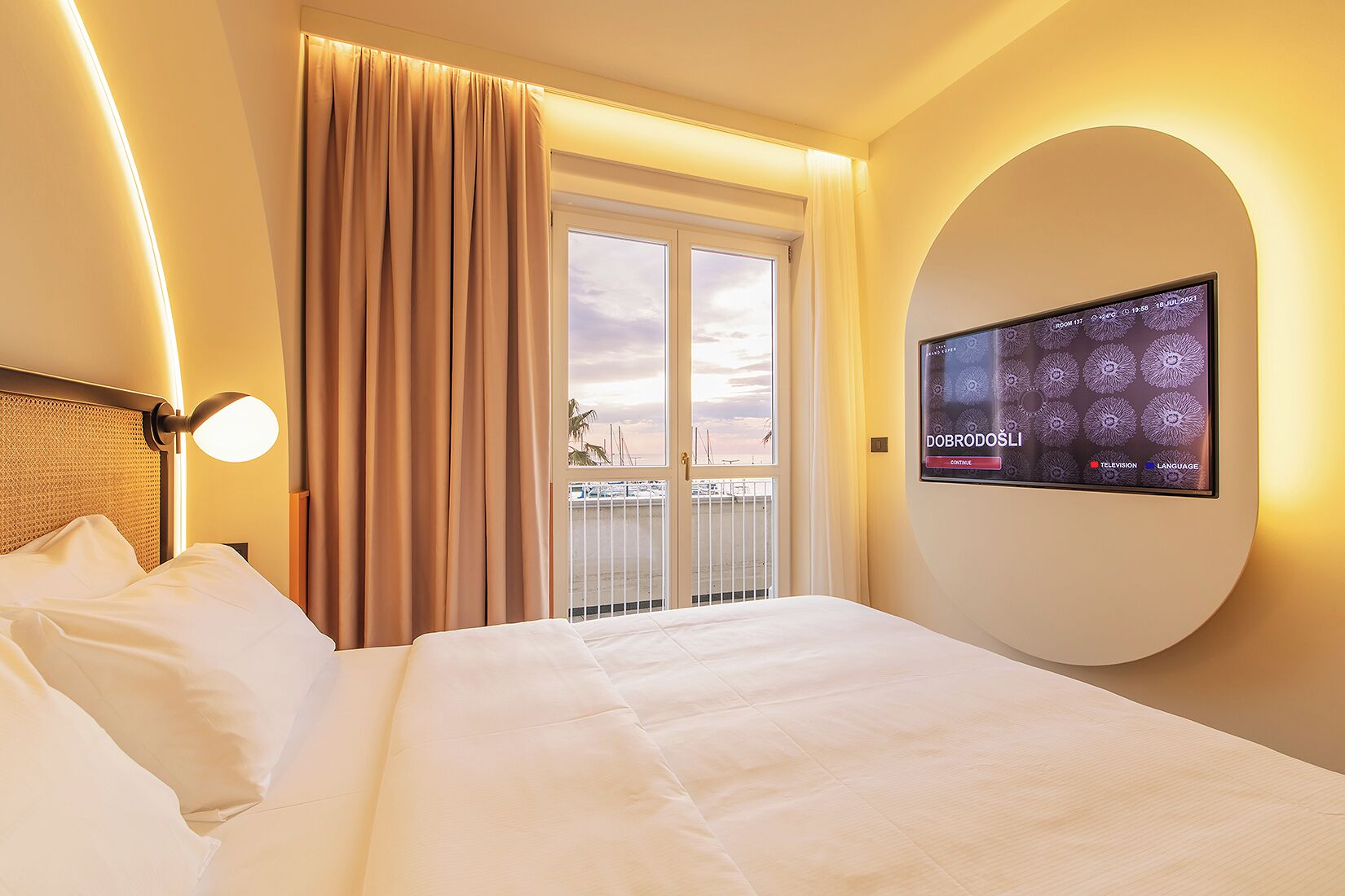 Standaard kamer | Luxe beddengoed, een minibar, een kluis op de kamer, een bureau