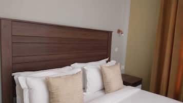 Standard-Doppelzimmer | Zimmersafe, individuell dekoriert, individuell eingerichtet