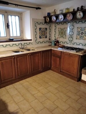 Refrigerador, parrilla de estufa, utensilios de cocina y comedor 