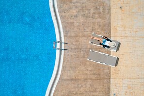 Una piscina al aire libre de temporada
