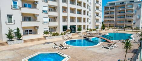 Kolam renang terbuka bermusim