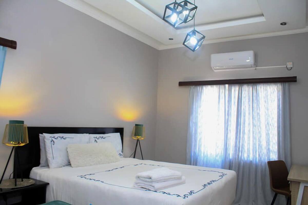 Minibar, free WiFi, bed sheets
