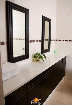 Rainfall showerhead, free toiletries, towels, soap