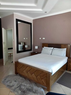 Minibar, free WiFi, bed sheets