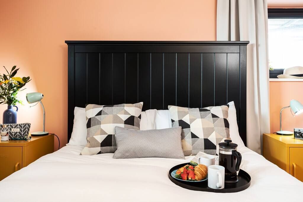 2 habitaciones, tabla de planchar con plancha y wifi gratis 