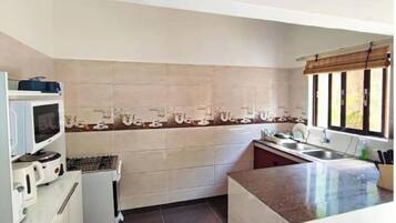 Kühlschrank, Mikrowelle, Ofen, Wasserkocher