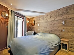 4 bedrooms, free WiFi, bed sheets - Elegant Chalet with Panoramic Views, Near Pistes, Sleeps 8 (Courchevel 1850)