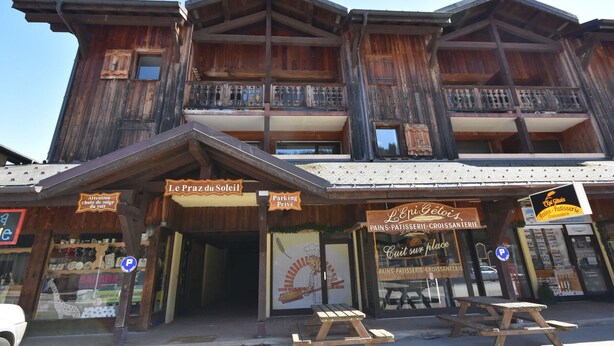 A wooden building with multiple balconies and signs for 'Le Praz du Soleil' and 'O'Eni Gêto'. - Renovated Studio with Cabin in Village Center, Near Ski Lifts - Les Gets (Les Gets)