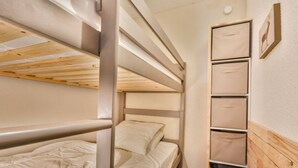 A bunk bed room with wooden floors and a white wall. - Renovated Studio with Cabin in Village Center, Near Ski Lifts - Les Gets (Les Gets)