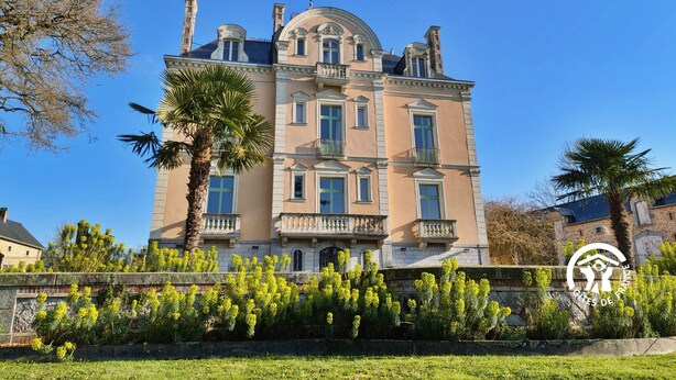 Un grand bâtiment historique doté de nombreux balcons et surmonté d’un dôme central.