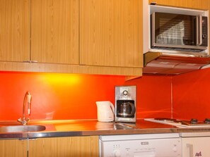 Kylskåp, mikrovågsugn, diskmaskin och kaffe- och tebryggare