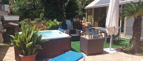 Outdoor spa tub