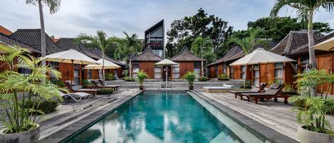 Kahden hengen deluxe-huone | Uima-allas | Ulkouima-allas, aurinkovarjoja, aurinkotuoleja