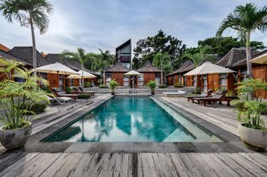 Quarto casal luxo | Piscina | Piscina externa, guarda-sóis, espreguiçadeiras