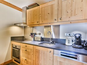 Fridge, microwave, dishwasher, cookware/dishes/utensils