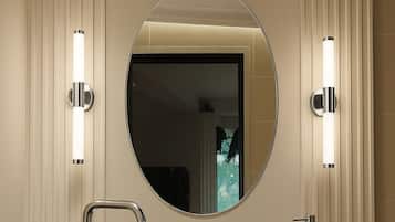 Haartrockner, Handtücher, Seife, Toilettenpapier