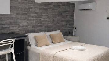 Een strijkplank/strijkijzer, wifi, beddengoed