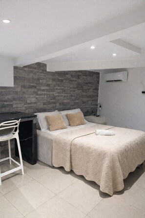 Een strijkplank/strijkijzer, wifi, beddengoed