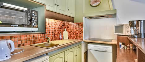 Fridge, microwave, dishwasher