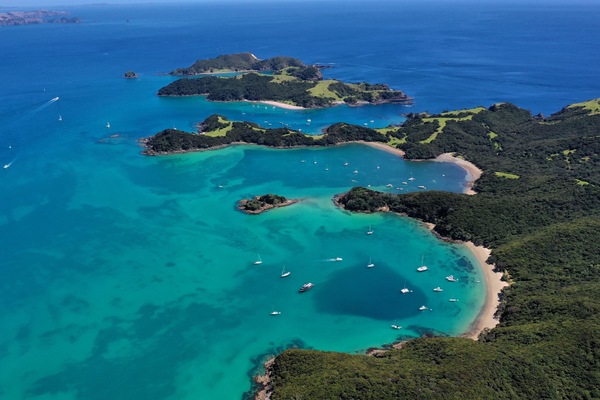 Accommodatie ligt op het strand, ligstoelen, strandlakens