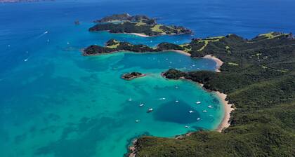 Beachfront Luxury Villa - Infinity Sea Views, Spa Pool, Kayaks near Russell