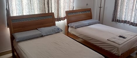 Egyptian cotton sheets, premium bedding, desk, free WiFi