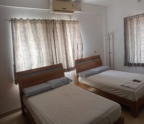 Egyptian cotton sheets, premium bedding, desk, free WiFi - Bluestones Residency (Coimbatore)