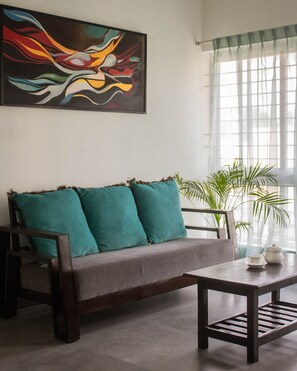 デラックス ダブルまたはツインルーム | リビング エリア | 32 インチのLED テレビ (ケーブル放送視聴可)、テレビ