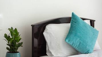 أغطية فراش متميزة وخزنة داخل الغرفة ومكواة/لوح كي وواي فاي مجانًا