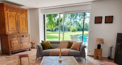 Luxurious 5-Bed Home, Private Lake, Games, Near Historic Sites