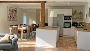 Kühlschrank, Mikrowelle, Ofen, Geschirrspüler