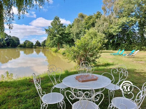 Grande maison rénovée avec étang privé, parc arboré et jeux extérieurs - Idéale pour familles et amis