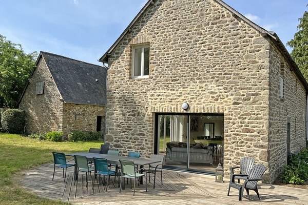 Terrasse extérieure, avec une grande table pour vos repas