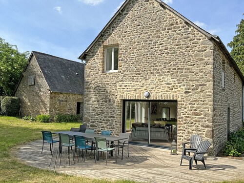 Luxurious 5-Bed Home, Private Lake, Games, Near Historic Sites