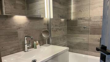 Een bad, een haardroger, handdoeken, zeep