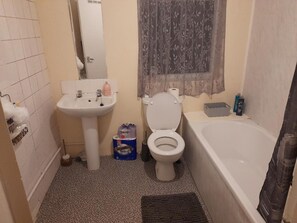Maison, plusieurs lits | Salle de bain