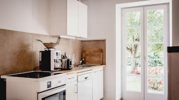 Een koelkast, een microgolfoven, een oven, een kookplaat