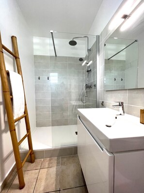 Dusche, Haartrockner, Handtücher, Seife
