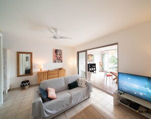 Smart TV, books, stereo