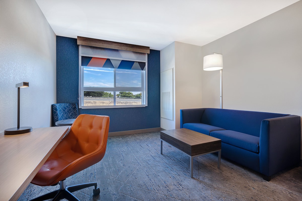 1 bedroom, premium bedding, desk, laptop workspace
