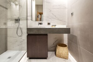 Premium tweepersoonskamer | Badkamer | Een douche, een regendouche, designer toiletartikelen, een haardroger