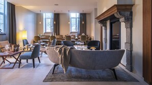 Lobby sitting area - Château de Wallerand (Vireux-Wallerand)