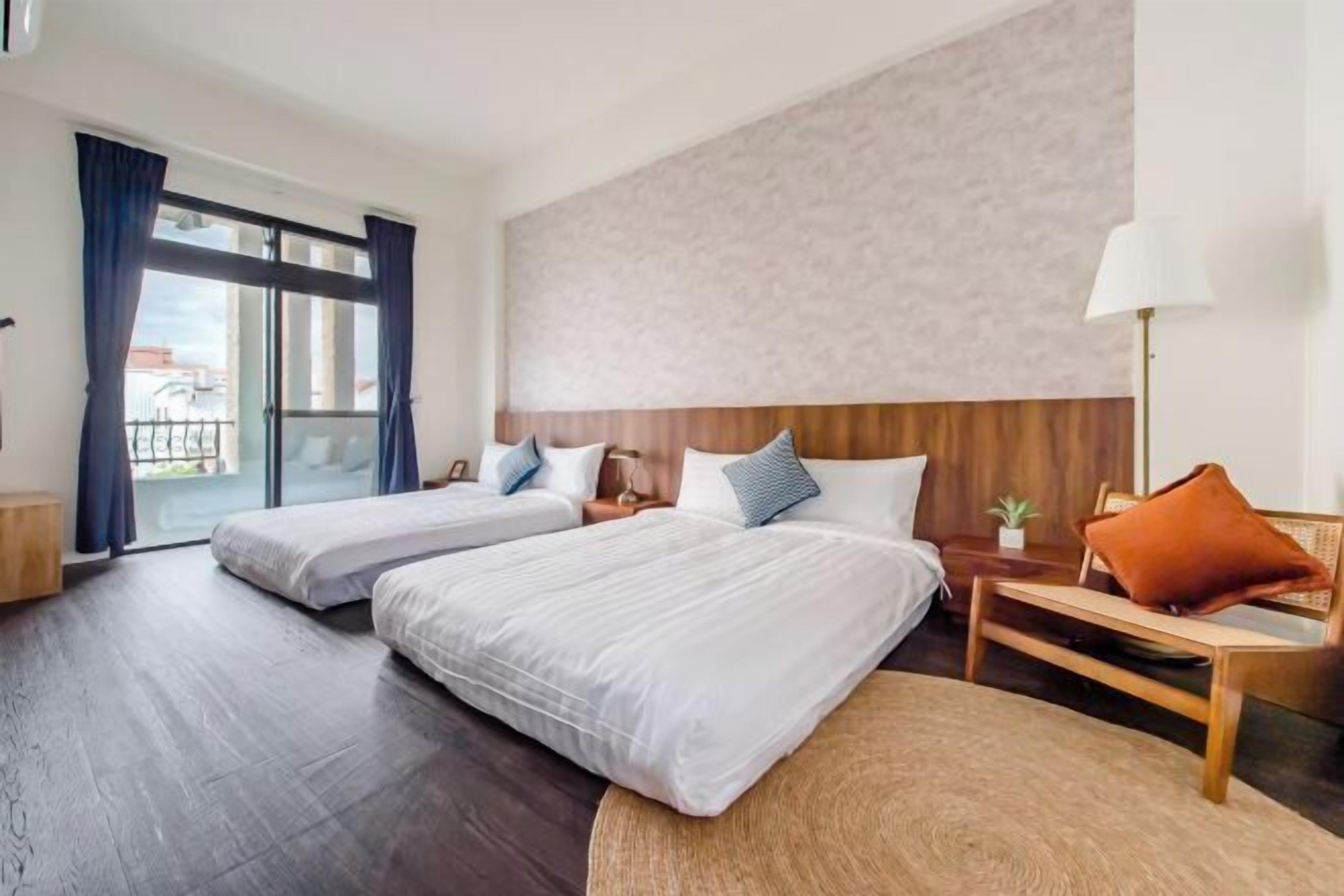 办公桌、免费 WiFi、床单