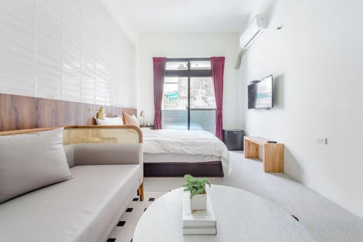 Desk, WiFi (free), bed sheets
