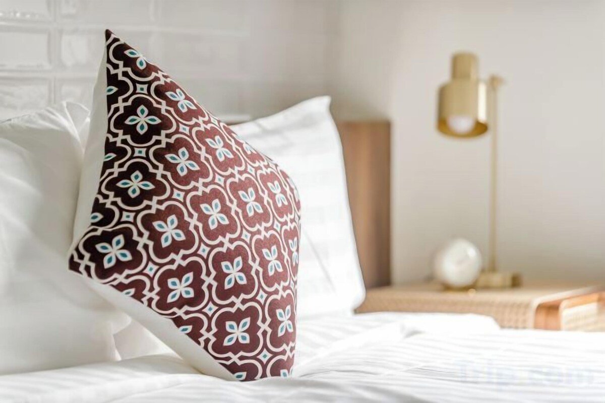 Desk, WiFi (free), bed sheets
