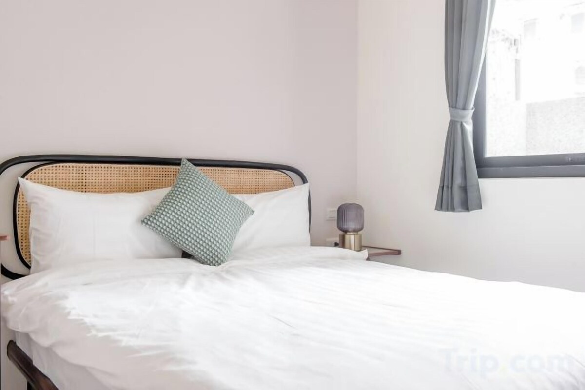 Desk, WiFi (free), bed sheets