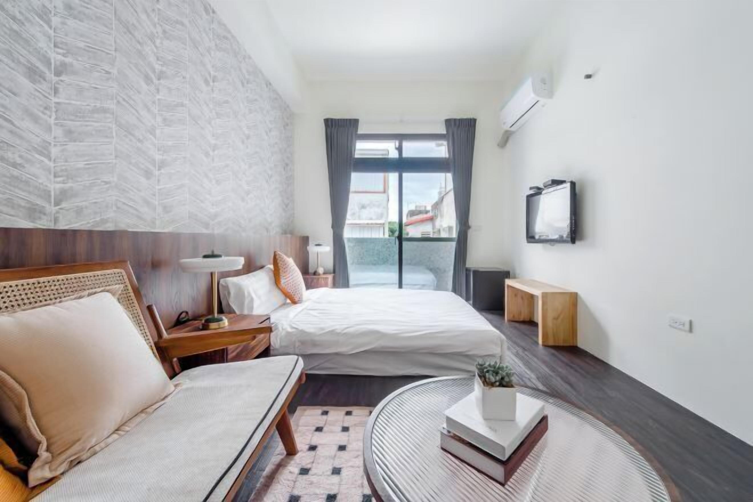 办公桌、免费 WiFi、床单