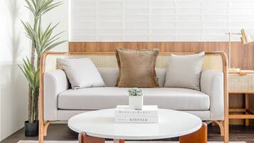 Habitación doble Deluxe, balcón | Escritorio, wifi gratis y ropa de cama